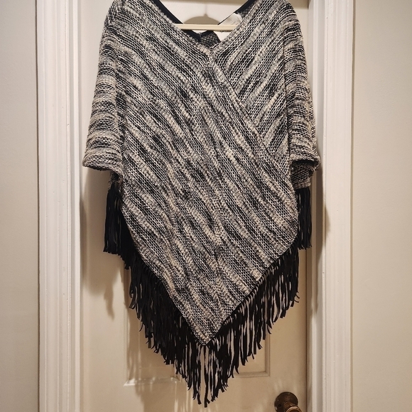 Two by Vince Camuto Sweaters - Vince camuto knit pancho faux saude fringe
